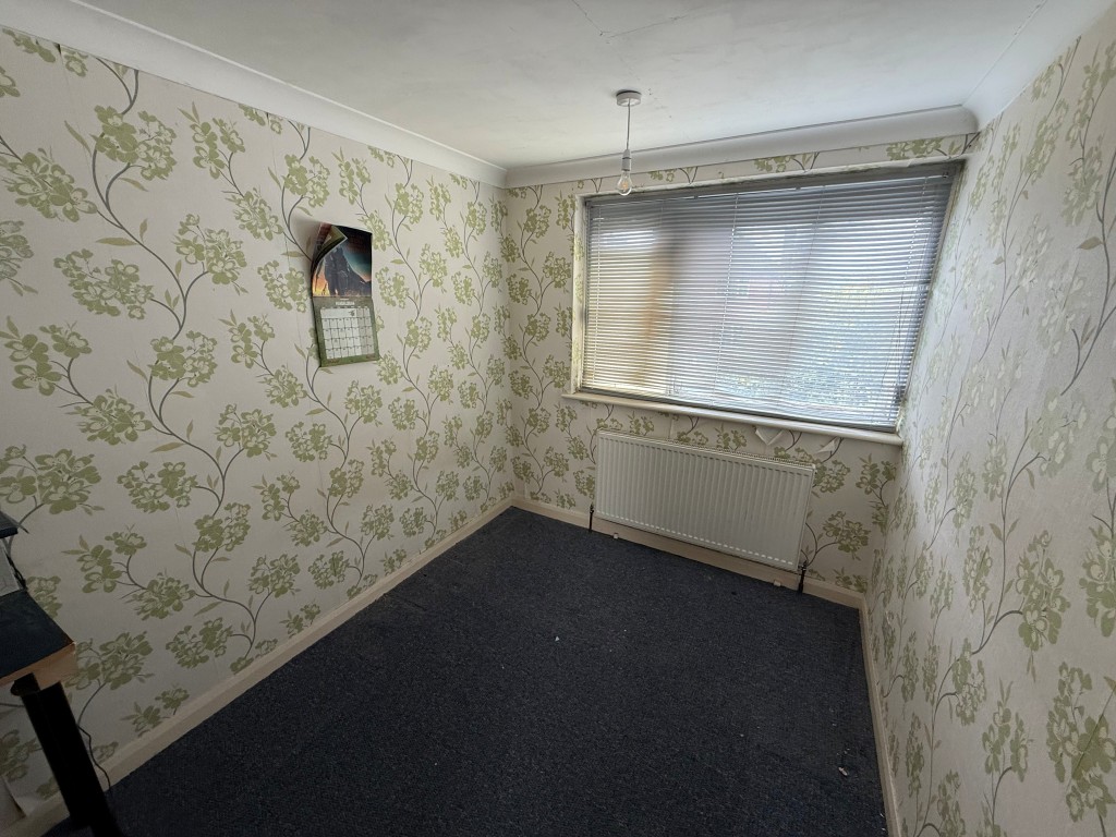 Lot: 136 - FOUR-BEDROOM DETACHED HOUSE FOR REPAIR AND MODERNISATION - Bedroom two showing window
